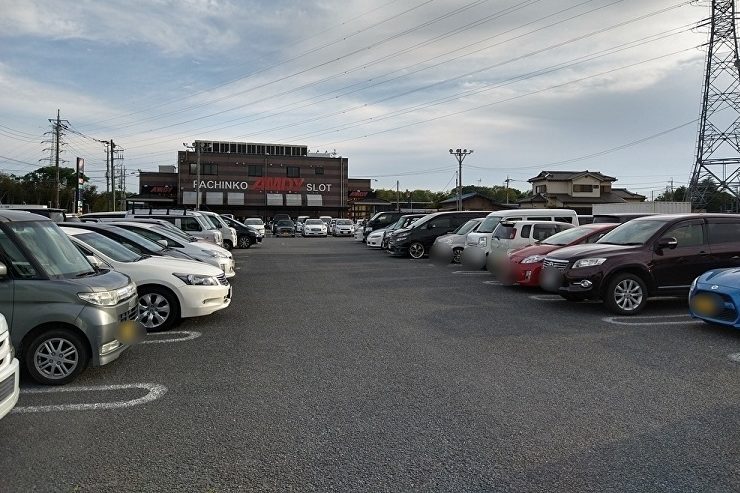 パチンコ店の駐車場は満車だった