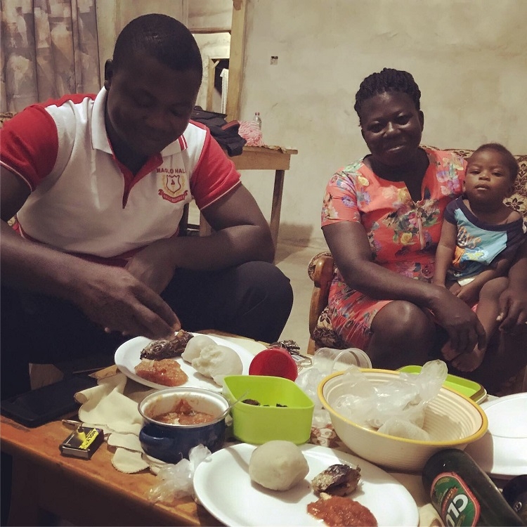 10か国目のアフリカ・ガーナで。友人に紹介を受けた、現地に住むカフィさんお自宅で家族と一緒に、ガーナの国民食をごちそうになる