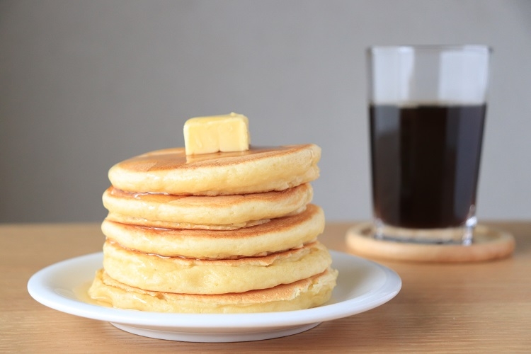 ちょっと一手間加えるだけで、自宅で美味しいパンケーキが味わえる（イメージ）