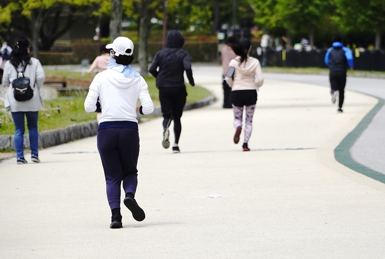 公園にランナーの姿も増えた（時事通信フォト）