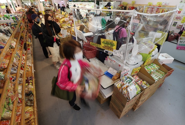 店も客も工夫しているがスーパーはどうしても混み合ってしまう（時事通信フォト）