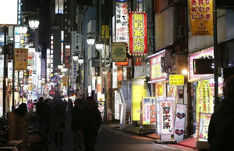 通常時は案内所以外の看板もにぎやか（時事通信フォト）