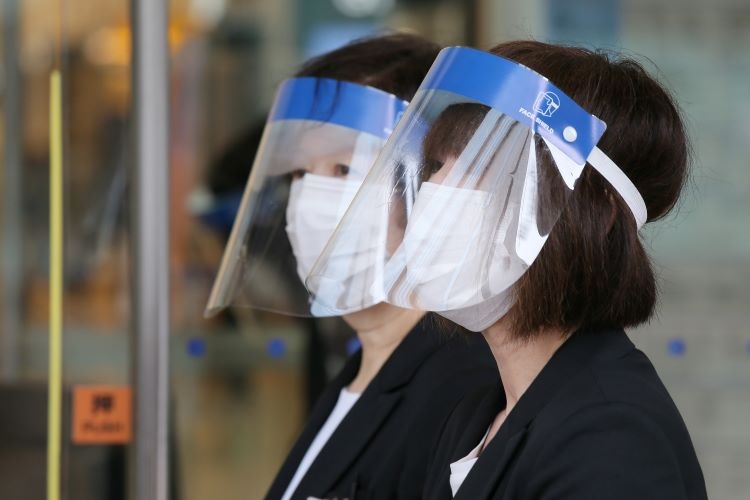 休業中の百貨店は徐々に営業再開しているが、厳重な感染防止策が取られている（時事通信フォト）