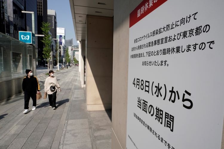 百貨店に販売依存していたアパレルは4月、5月の売り上げが壊滅状態に（時事通信フォト）