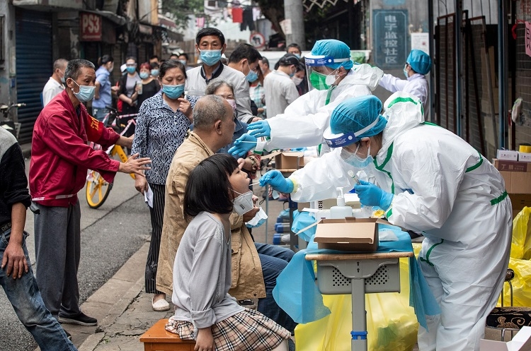 5月15日、中国湖北省武漢市の通りで行われた新型コロナウイルスの検査（AFP＝時事）