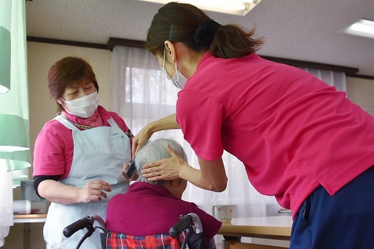 どんなときも介護は続く（イメージ、時事通信フォト）