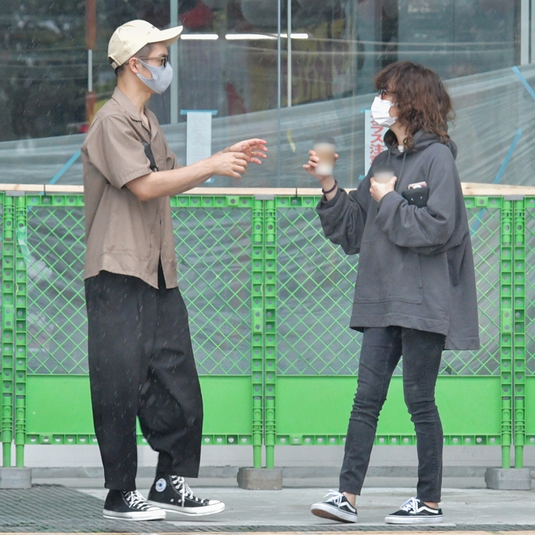 ばっちり見つめ合う窪田正孝と水川あさみ