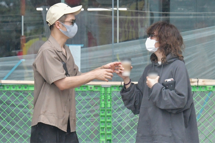 窪田にコーヒーを渡す水川