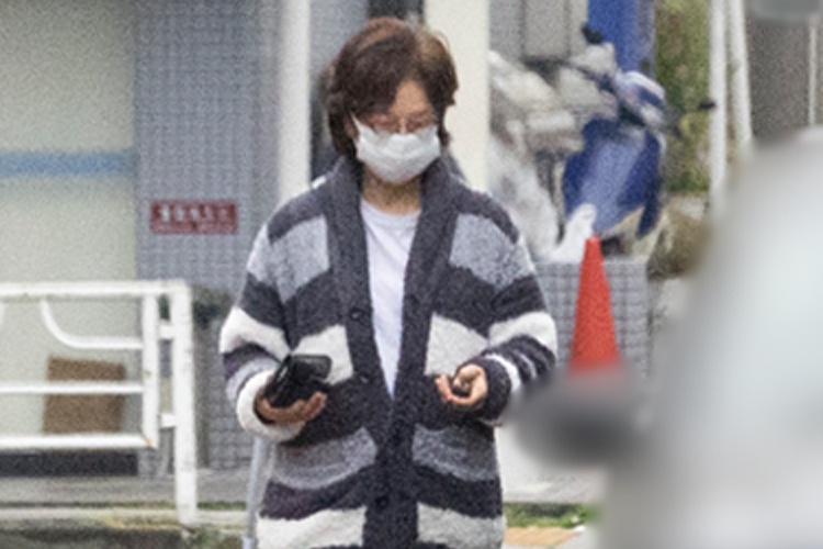 沢田と買い物にでかけた妻・田中裕子（写真は5月中旬）