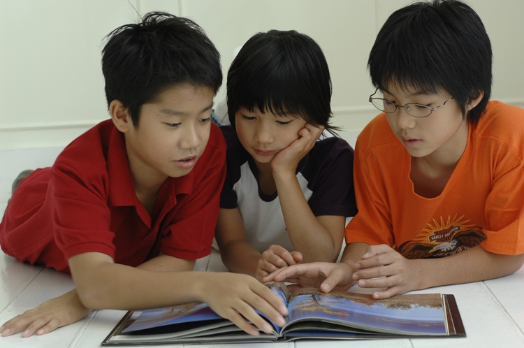 読書が子供たちを成長させる（写真：武藤義／アフロ）