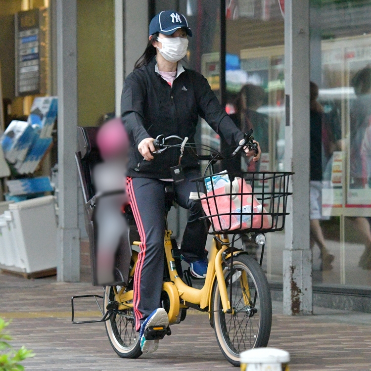 子供を乗せて自転車を走らせる東尾理子