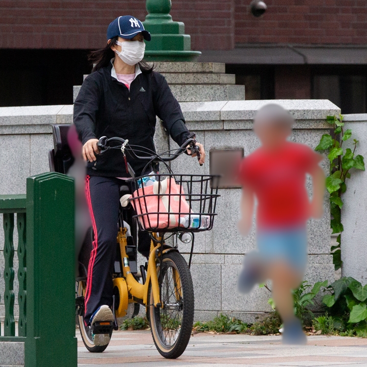 理汰郎くんは日中のランニングが日課。理子は下の子を自転車の後ろに乗せて伴走