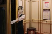 一部営業再開した百貨店。社会はアフター・コロナに向けて踏み出したが…(時事通信フォト)