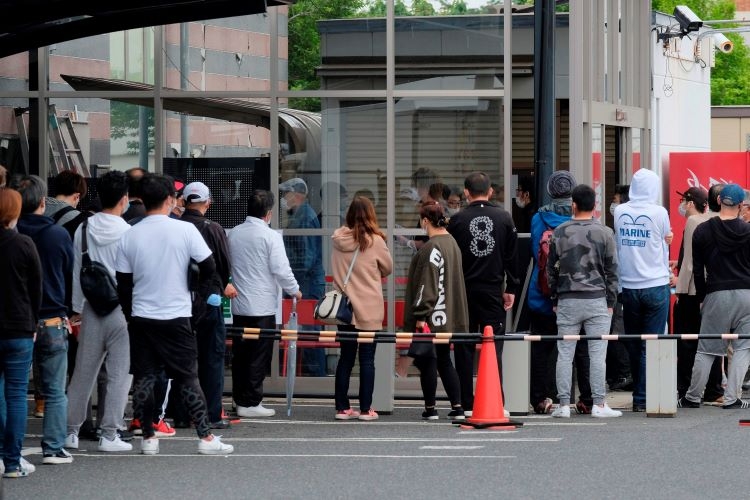 パチンコ店開店前の行列はなくなるのか（時事通信フォト）