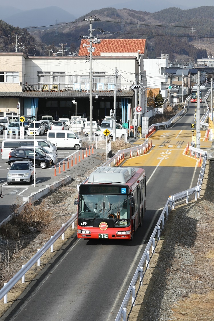 津波被害を受けたJR大船渡線線路跡を走るBRT（バス高速輸送システム）（時事通信フォト）