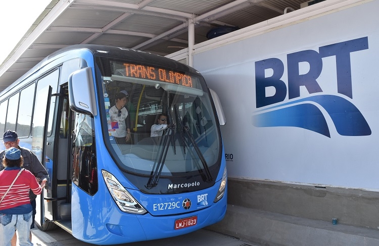 海外では都市部にもBRT導入が進む。五輪をきっかけにリオデジャネイロにも登場（時事通信フォト）