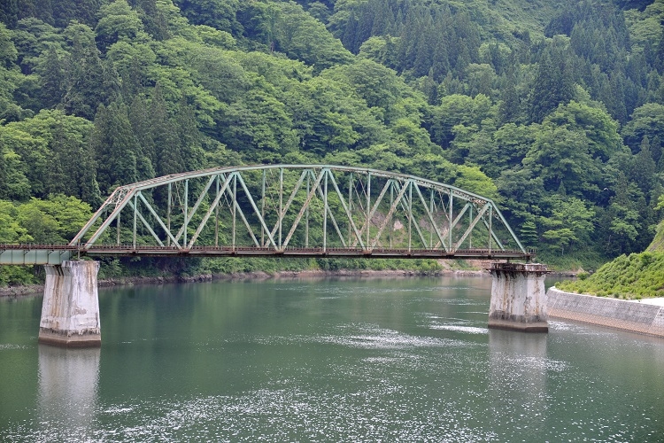 2011年7月の豪雨で一部が流失したJR只見線の第５只見川橋梁。バス転換も含む長い検討の末、鉄道存続が決定し2018年に復旧工事が始まった（時事通信フォト）