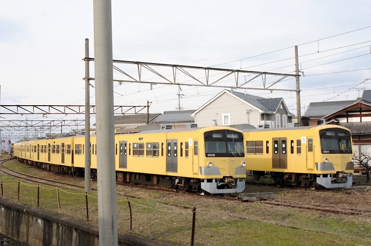 近江鉄道は西武グループのため、西武鉄道から安価で中古車両を譲り受けるなど、経営努力をしている