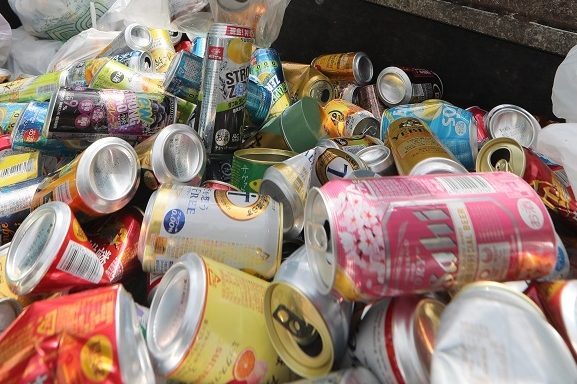 外出自粛で住宅街では酒などの空き缶ゴミが通常の倍以上に増えた（時事通信フォト）