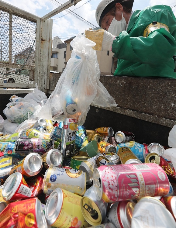 外出自粛で住宅街では酒などの空き缶ゴミが通常の倍以上に増えた（時事通信フォト）