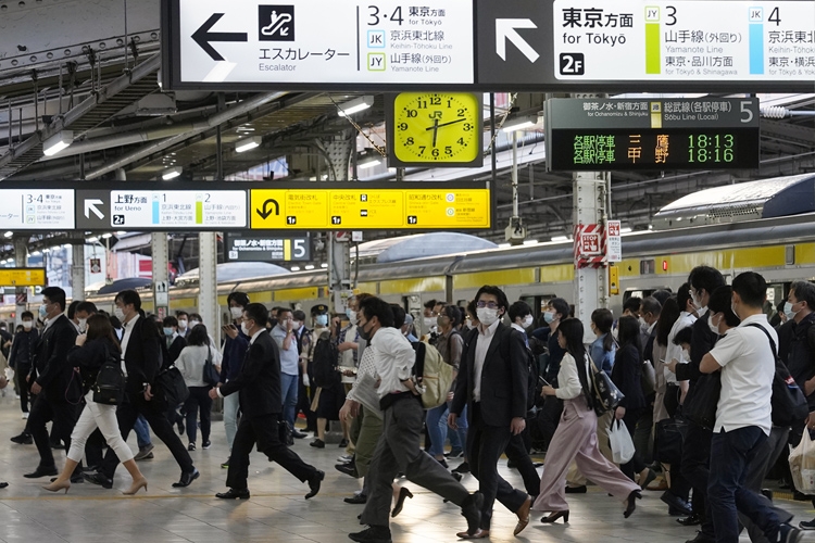 緊急事態宣言の解除で通勤客が戻ってきた駅（時事通信フォト）