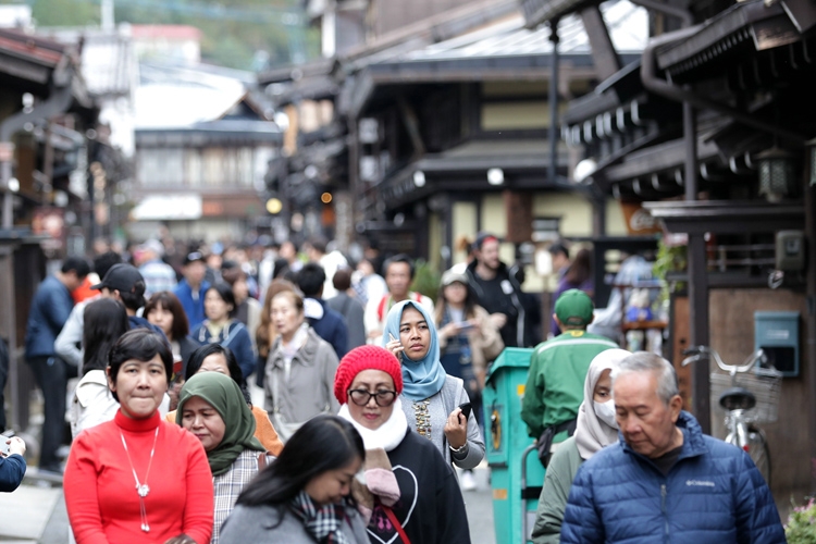 再び「観光立国」を目指すことができるか（飛騨高山／時事通信フォト）