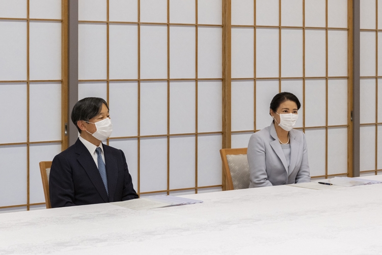 5月20日、日赤幹部からご進講を受けられる両陛下（写真／宮内庁提供）