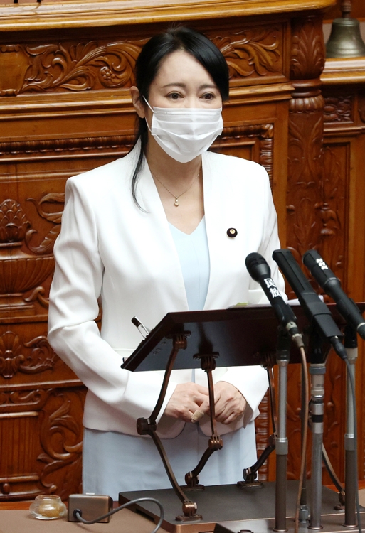 答弁に窮する森雅子・法相（時事通信フォト）