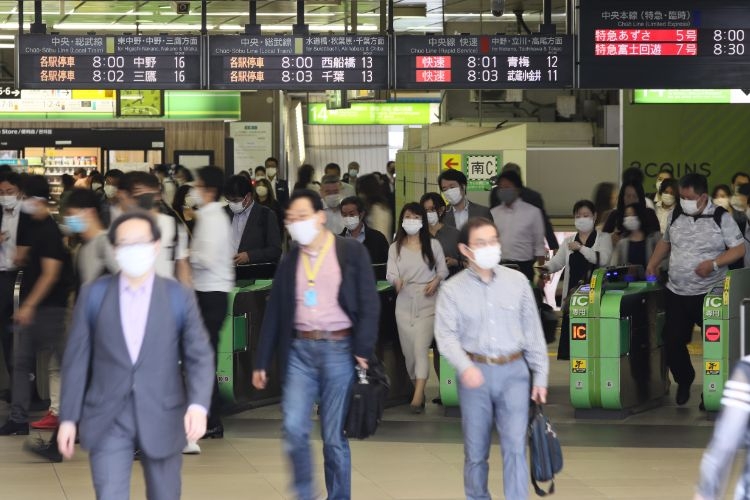 5月25日の「緊急事態宣言」解除後、初めての朝を迎えた新宿駅の人波（時事通信フォト）