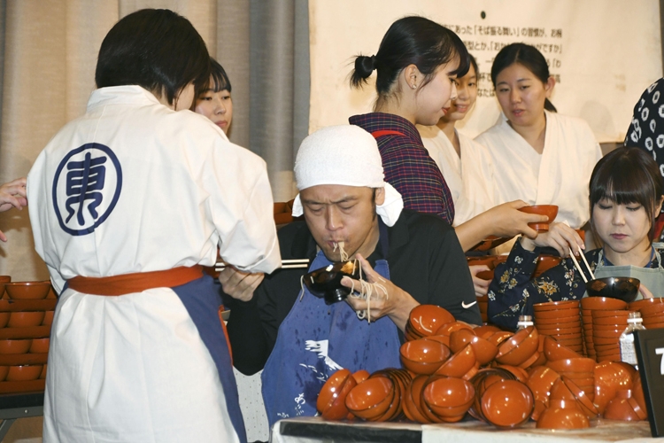 給仕が隣に寄り添う伝統のスタイル（写真／共同通信社）