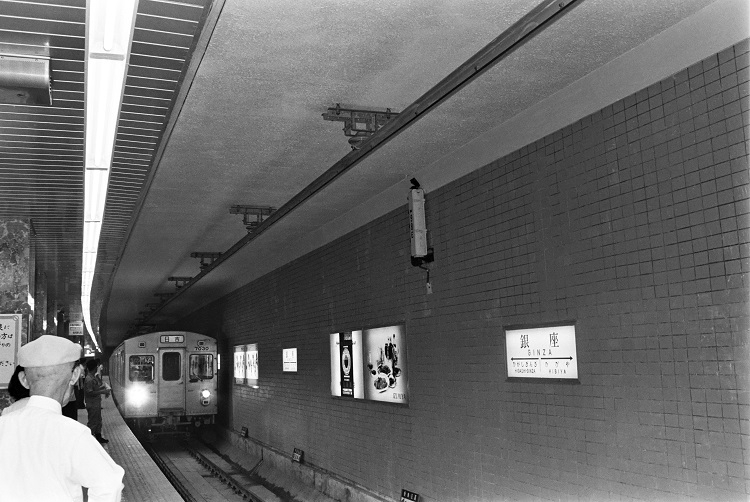 1964年8月、全線開通して間もない地下鉄日比谷線銀座駅のホーム（時事通信フォト）