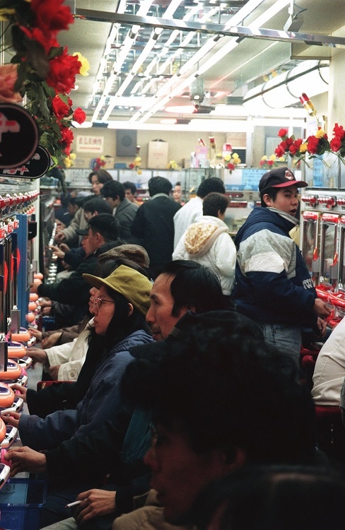 1995年、ハイン大震災の被災を免れたパチンコ店は大盛況（時事通信フォト）