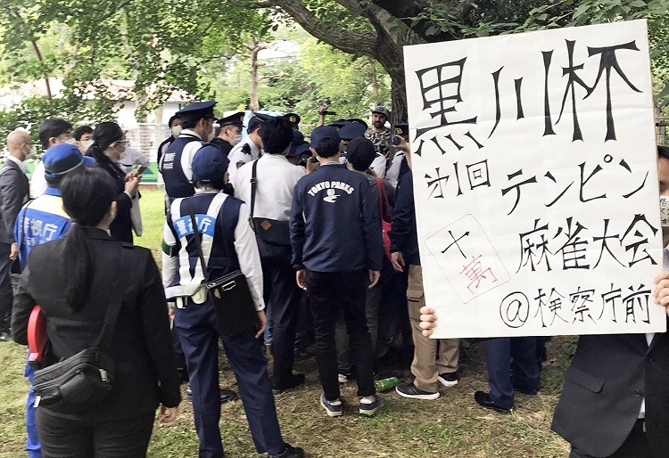 注目の大会だけに大勢のギャラリーに囲まれている黒川杯