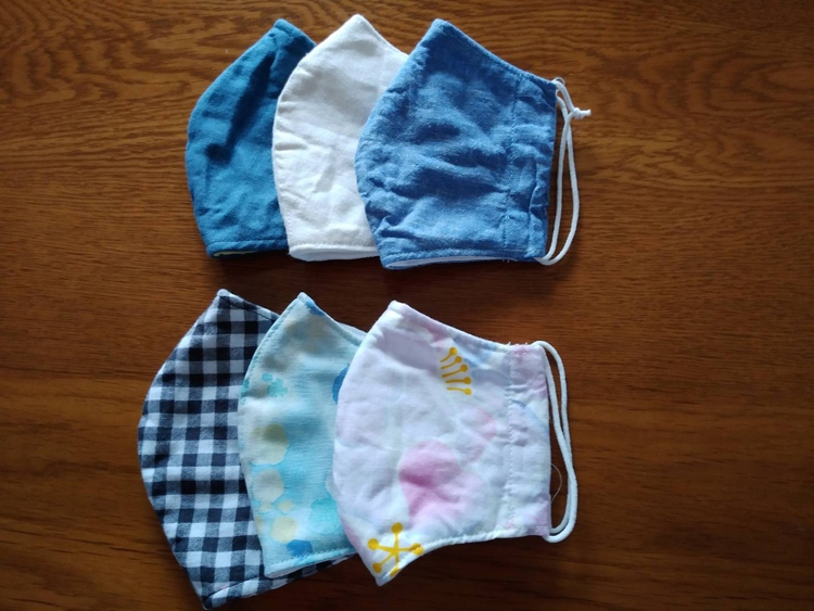 マスク不足を補おうと、布マスクを手作りする人も多かった