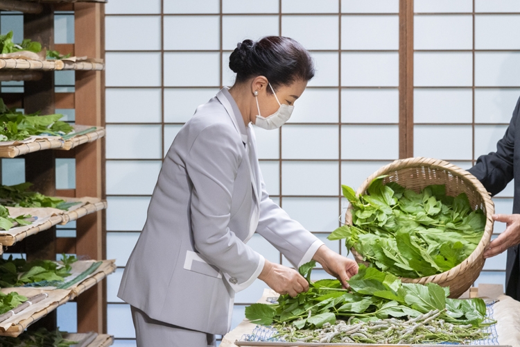 養蚕に取り組まれる雅子さま（写真提供／宮内庁）