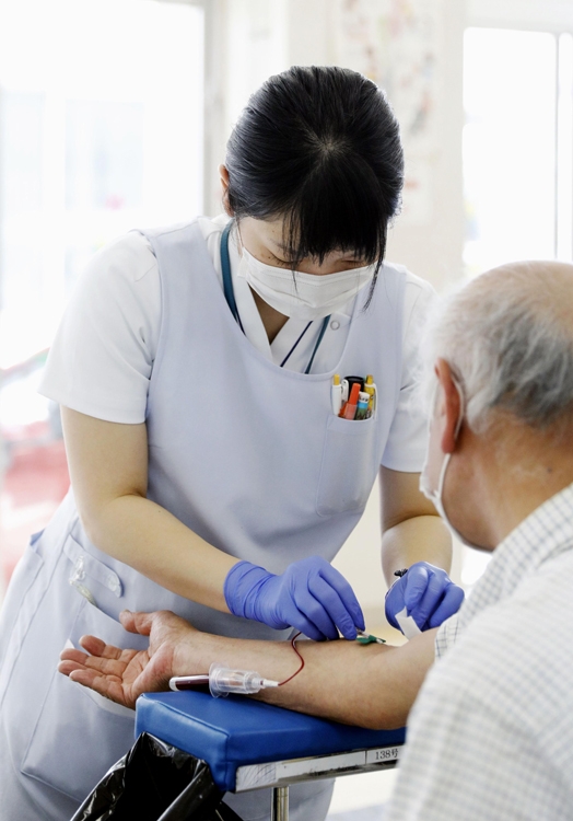 感染歴を調べる大規模検査が1日から開始。結果は6月下旬、厚労省から発表される（写真／共同通信社）