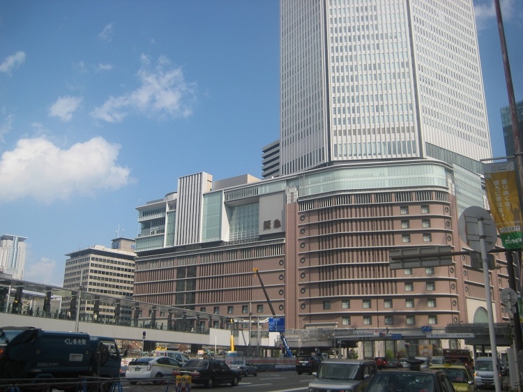 日本の駅ビル第一号と言われる阪急梅田駅ビルは現在も駅直結の阪急百貨店梅田本店