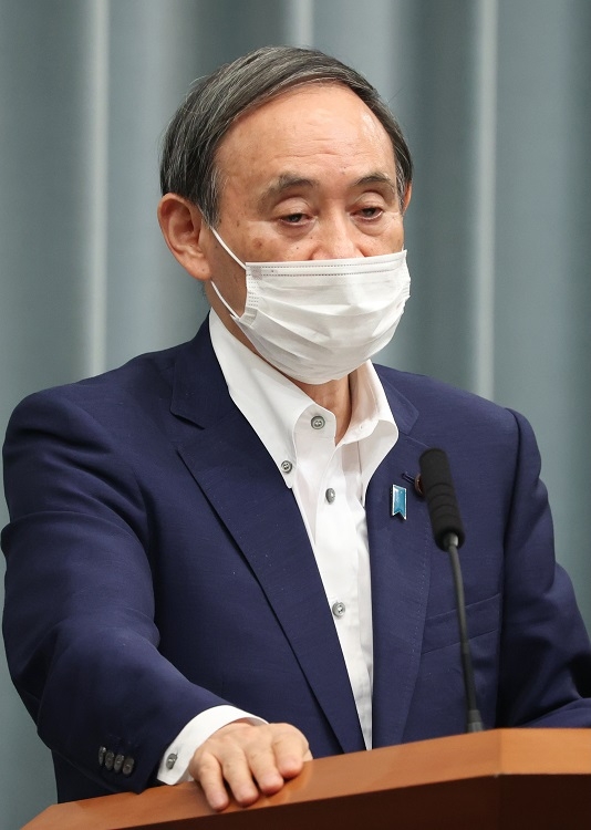 菅官房長官はネット中傷に適切に対応すると会見で発言（時事通信フォト）