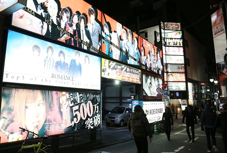 日本最大の繁華街、新宿歌舞伎町のホストクラブのネオン看板（時事通信フォト）