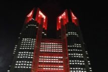 「東京アラート」が初めて発動され、赤くライトアップされた東京都庁（時事通信フォト）