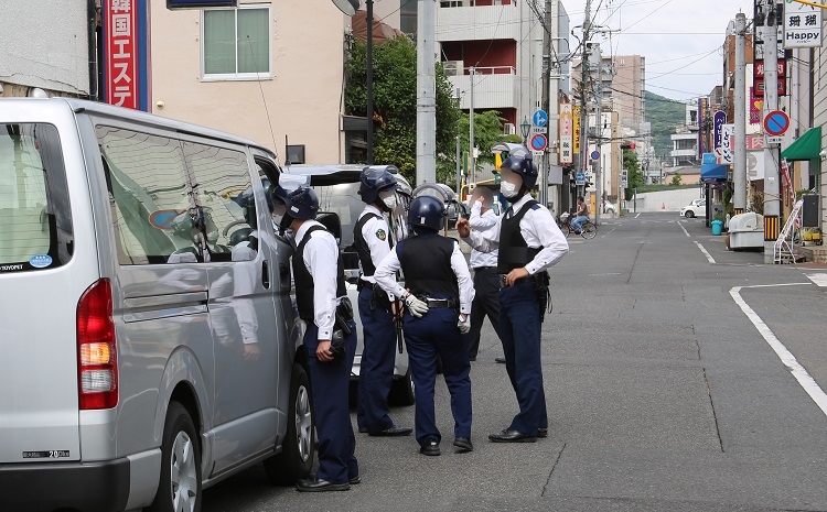 物々しい空気がただよう銃撃事件現場