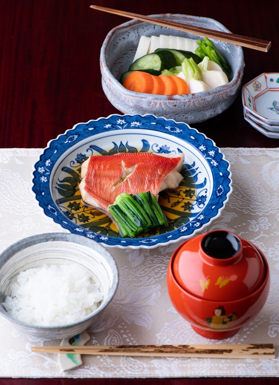 飯碗は左、汁椀は右。盛り合わせる場合は必ず取り箸を（撮影／近藤篤）