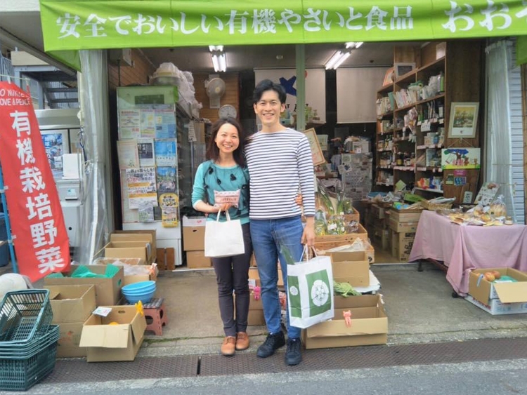 表現淡路島に移住。自給自足生活を追求するなかで「人生のパートナー」と出会った。同じシェアハウスにいた年下の男性(31才・右)だ