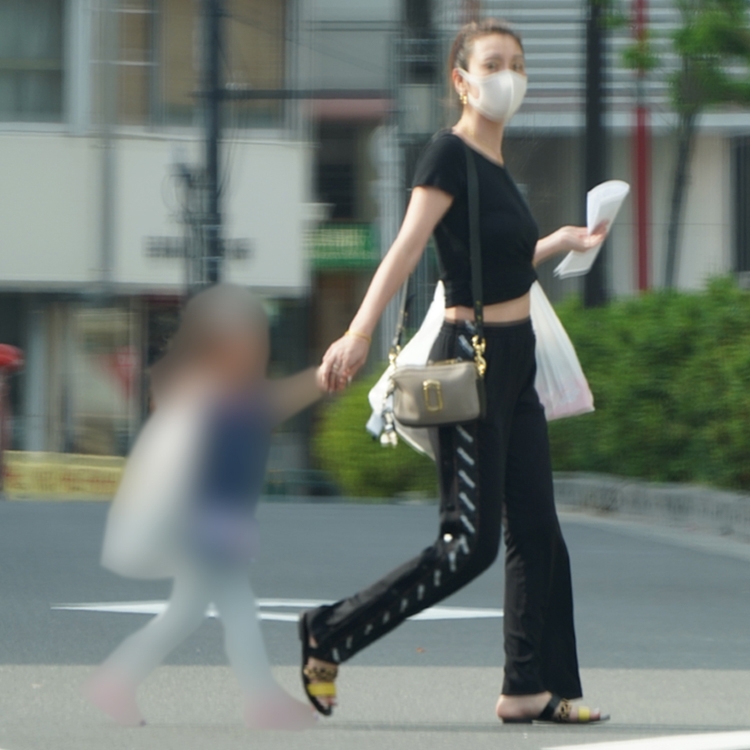 子供と歩くユッキーナ