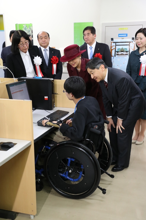 障害者施設を訪れた両陛下（写真／JMPA）