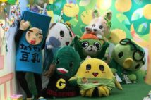 東京都品川区大崎西口商店街のマスコットキャラクター・大崎一番太郎(左から4番目)