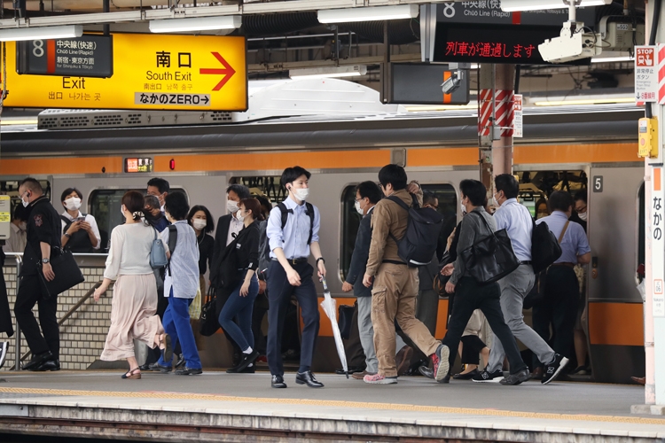 鉄道も徐々に混み合うように（時事通信フォト）