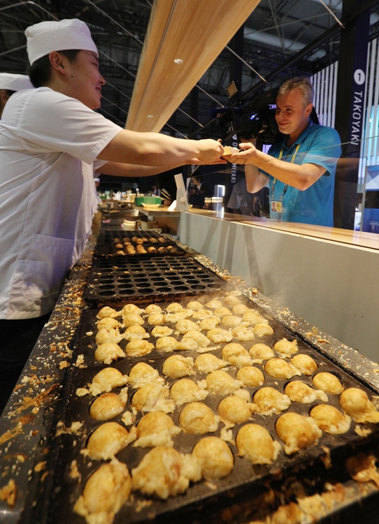 大阪人の「たこ焼き愛」は深い（時事通信フォト）