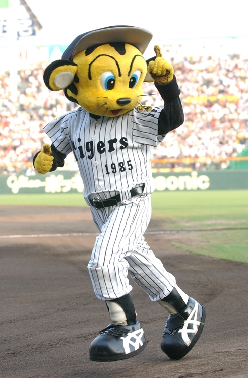 トラッキーは甲子園の人気者（時事通信フォト）