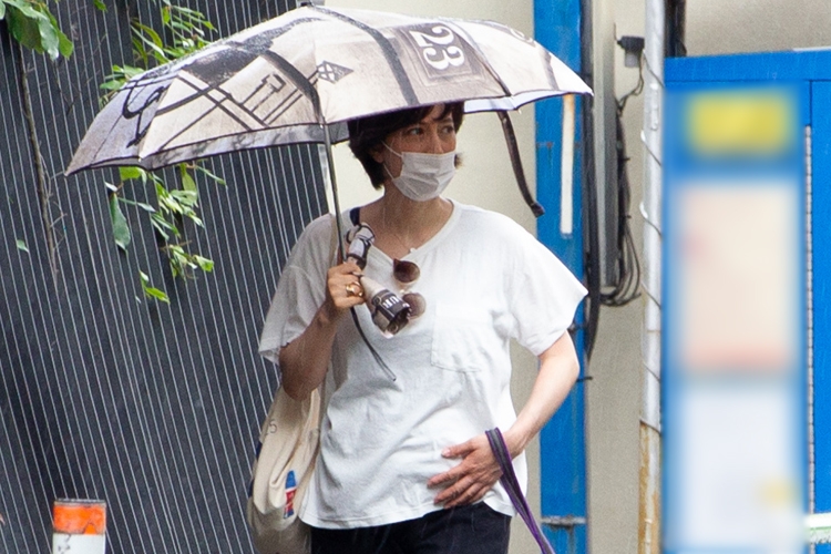 雨の中、散歩する滝クリ